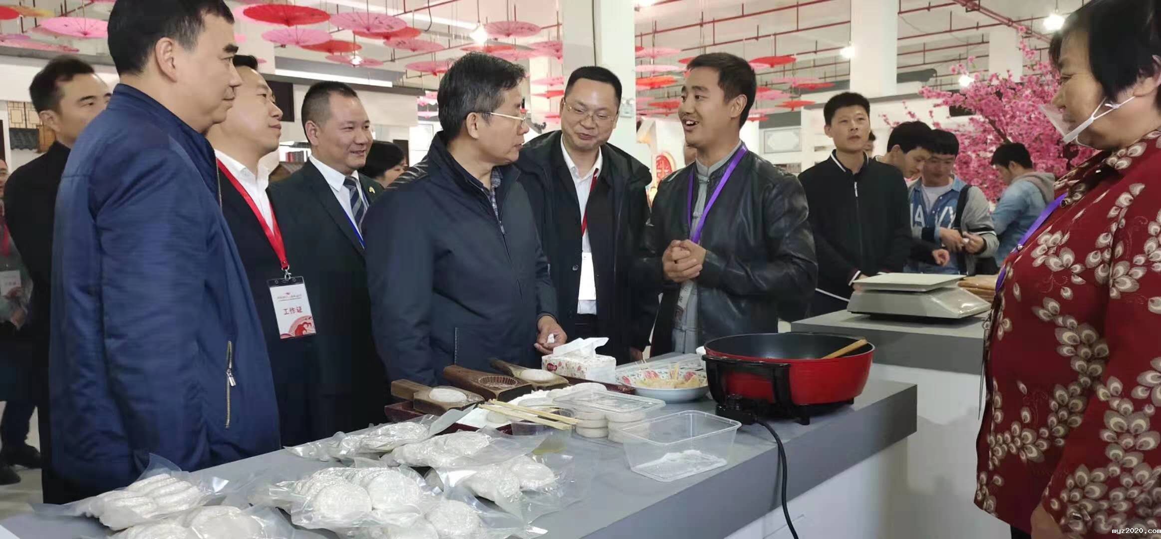 刘小荣在益阳美食节现场向益阳市委瞿海书记做印子粑粑产品介绍.jpg